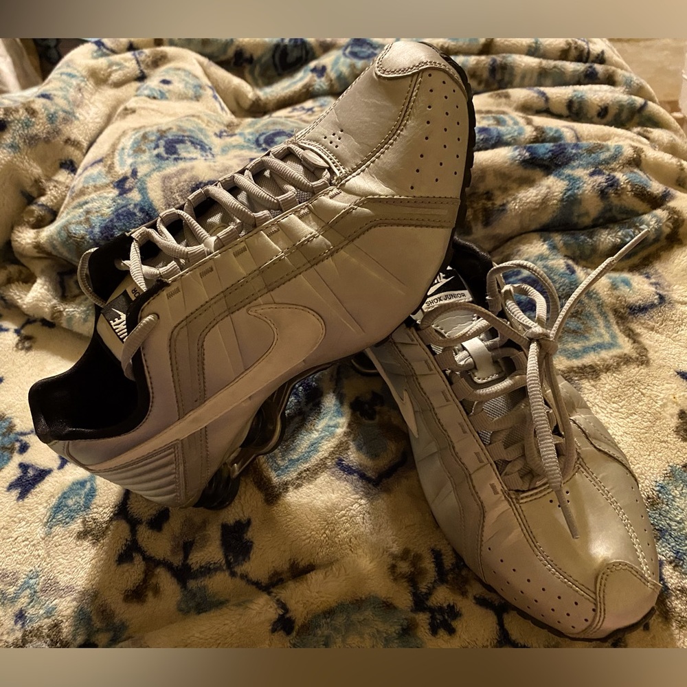 NIKE SHOX JUNIOR size9. These shoes are in EUC.